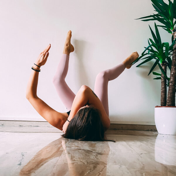 pratica vinyasa yoga con claud