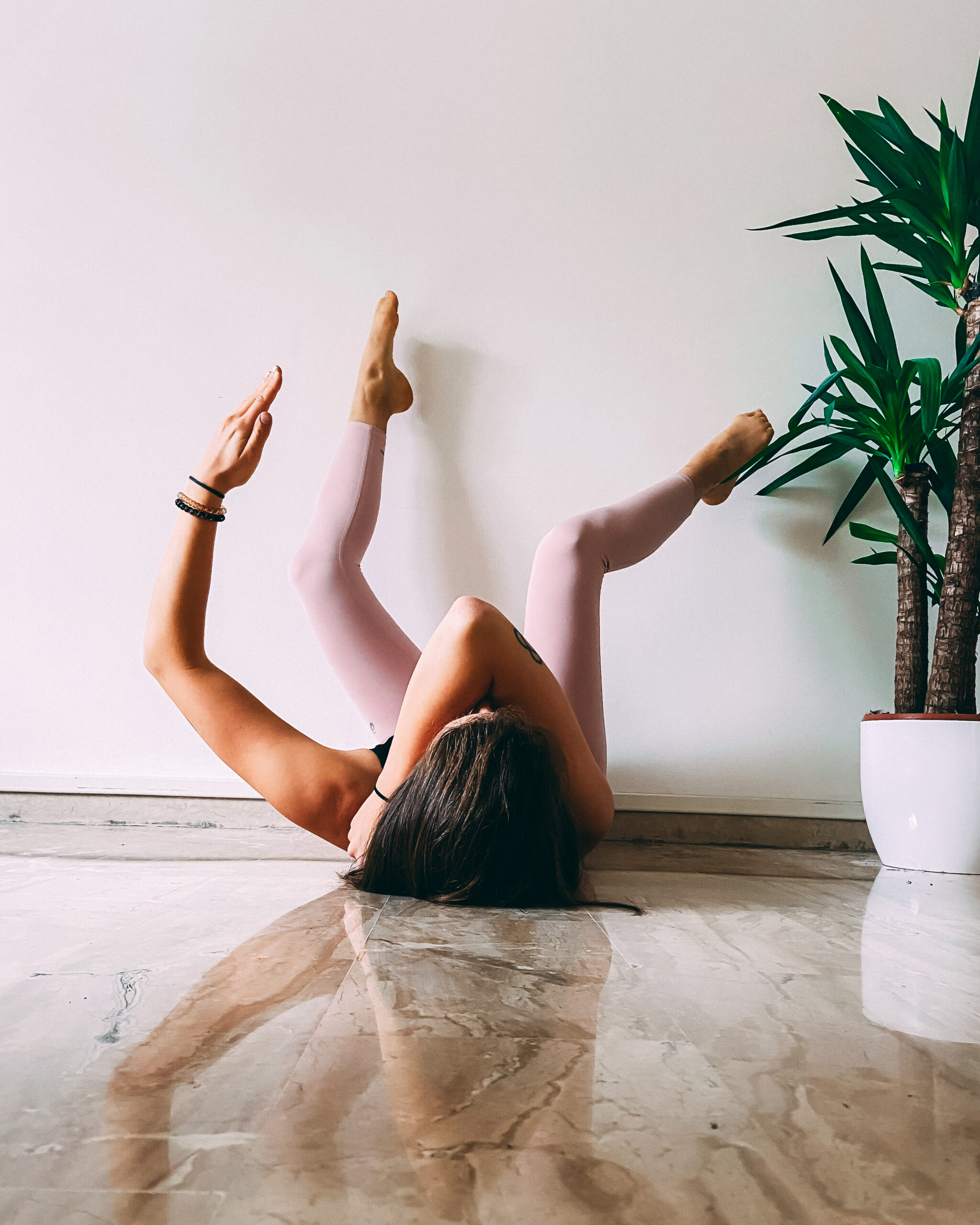 pratica vinyasa yoga con claud
